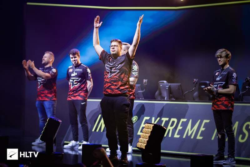 安东尼·戴维斯因手部手术缺阵数月，独行侠赛季前景堪忧